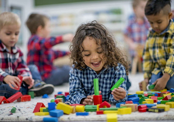 Grade Club toddler building with green and red interlocking blocks